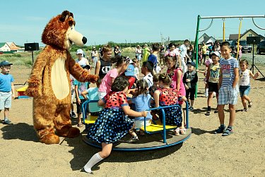В Каменноозерном появился новый детский городок